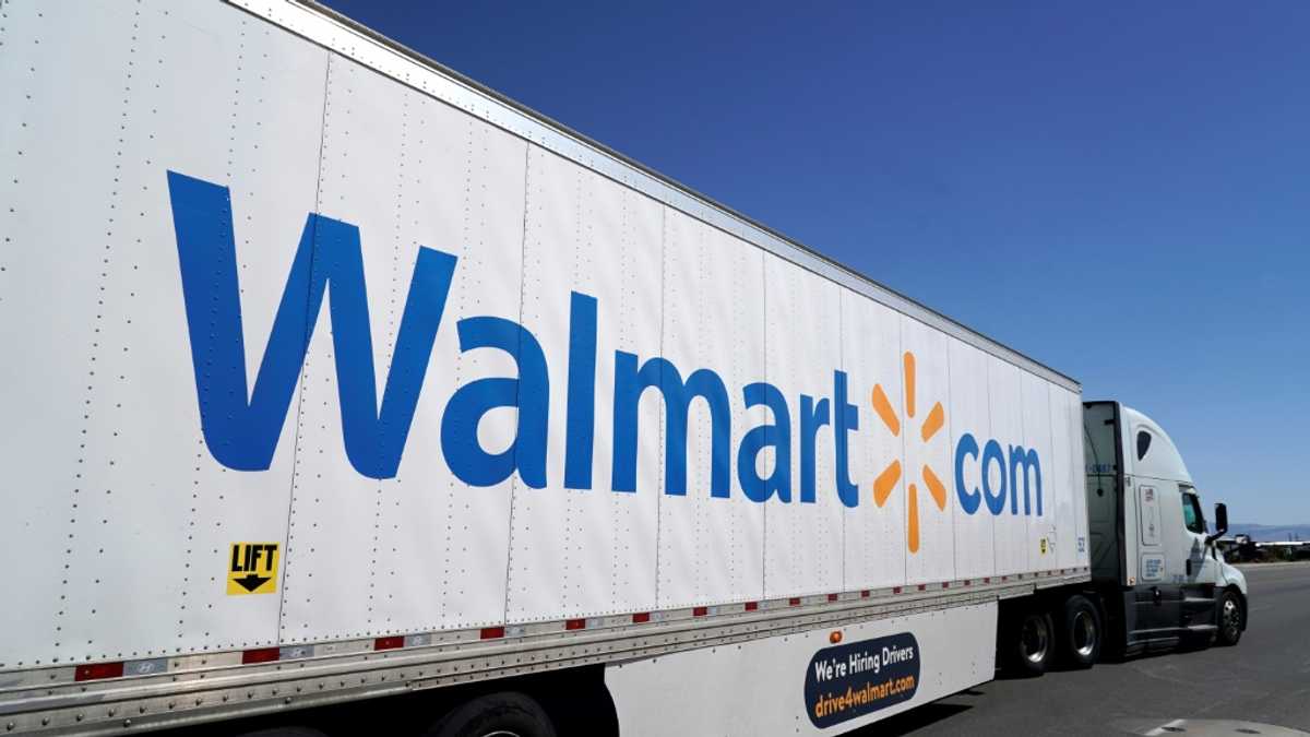 Walmart lifts earnings outlook after revenues rise