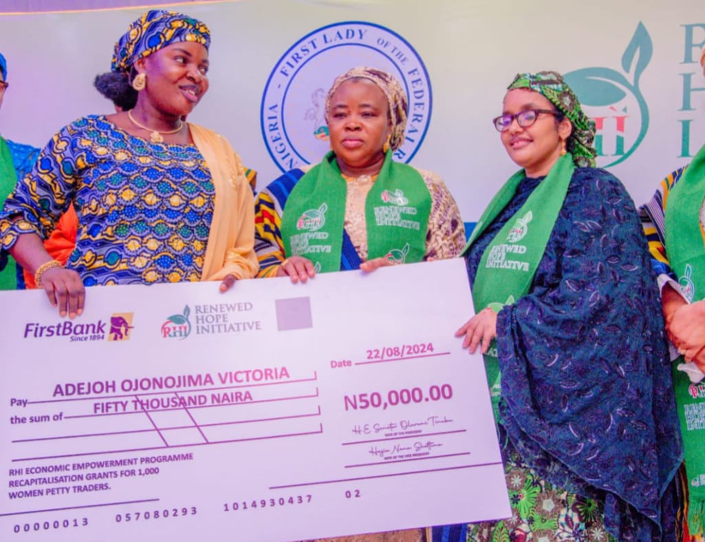 First Lady Tinubu Empowers 1,000 Women Petty Traders In Kogi