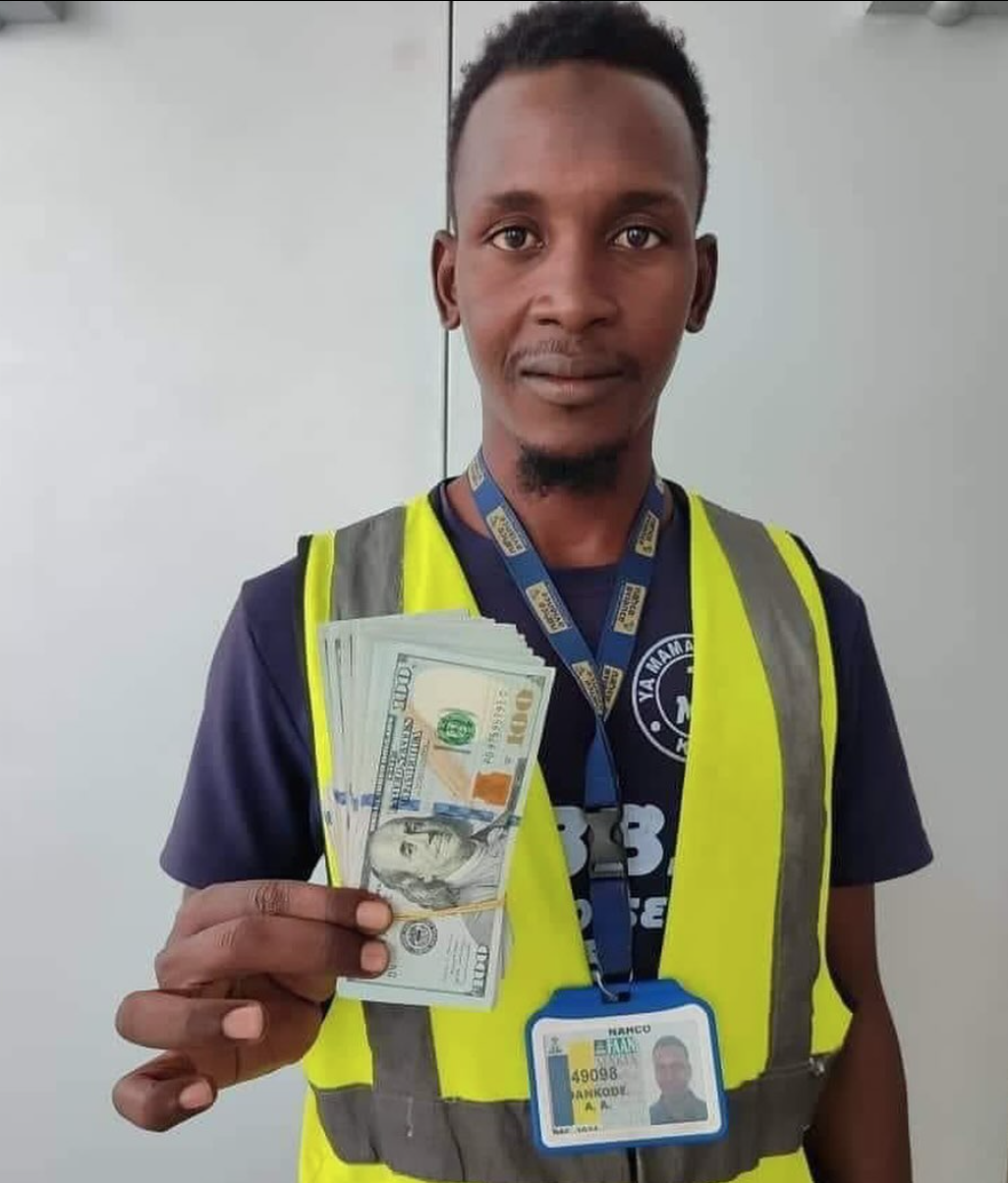 Nigerians react as Airport cleaner returns $10,000 found in aircraft