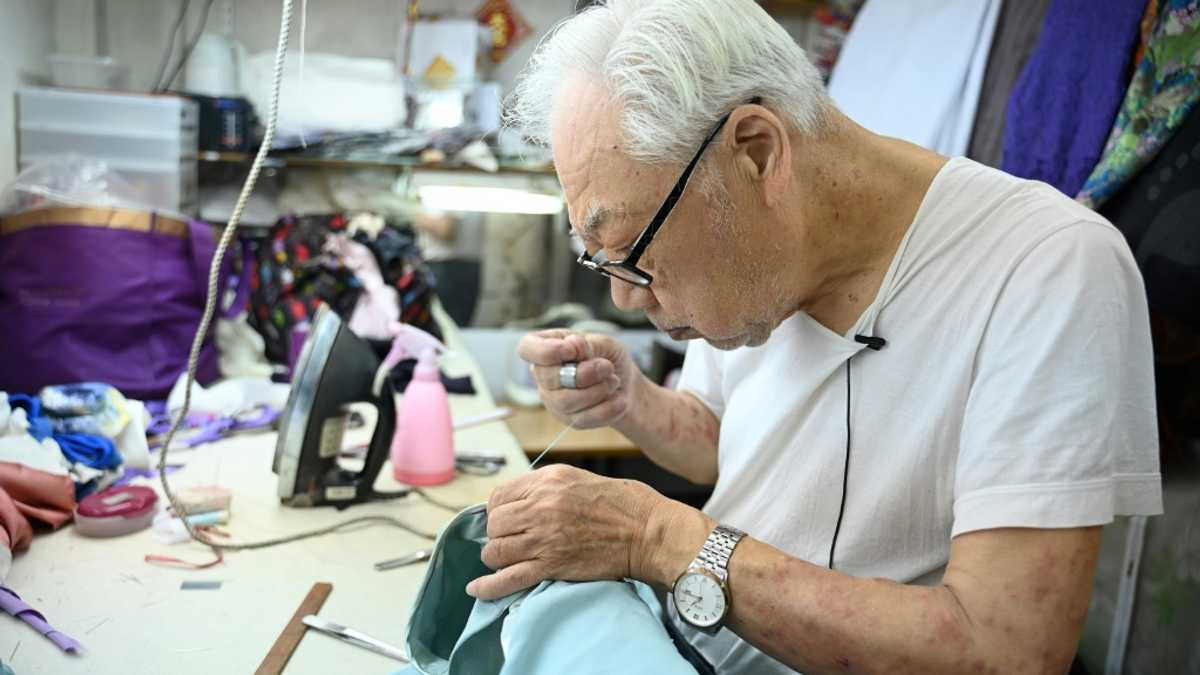 Hong Kong cheongsam master in the mood to retire after 75 years