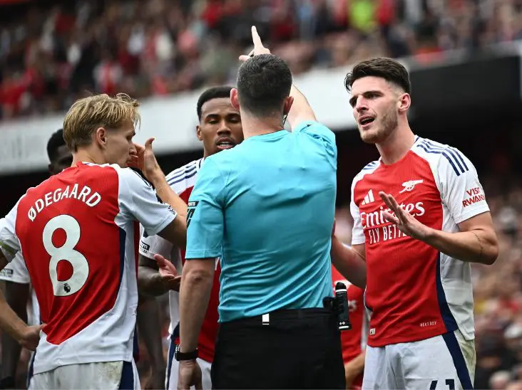 EPL: You should’ve borrowed glasses – Jenkinson slams Ref over Arsenal’s Rice decision