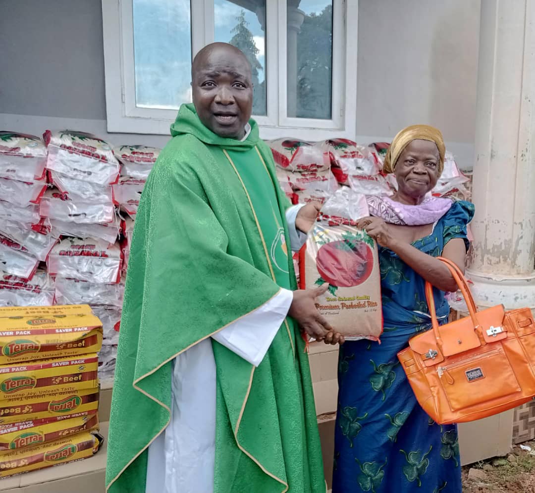 Kaduna Priest Distributes 100 Bags Of Rice To Widows