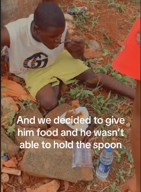 Man collapses on road due to hunger, good Samaritans help him with food