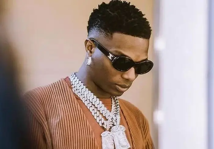 Wizkid burst into laughter as Davido's fan dump him amid beef 