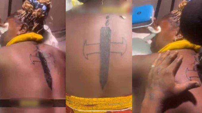 "You just w@ste your time, your money and your pa!n" – Lady reveals jaw-dropping design of friend's 'sw0rd' tattoo (WATCH)