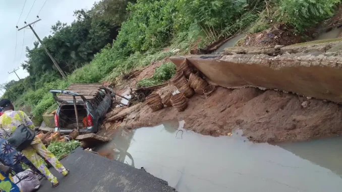 Oyo: 50 communities cut off as flood washes away bridge in Eruwa [PHOTOS]