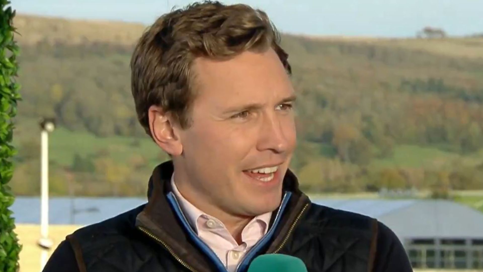 'At least give him a chance' - ITV Racing host Oli Bell calls out Derek Fox's ride on Ahoy Senor at Aintree