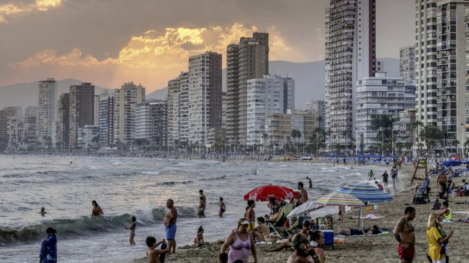 Can you spot the holiday hazards in this tropical scene? Take our quiz