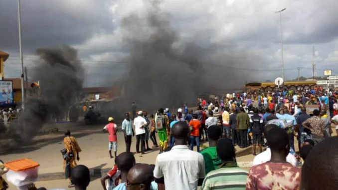 Angry youths lynch armed robber, set another ablaze in Calabar