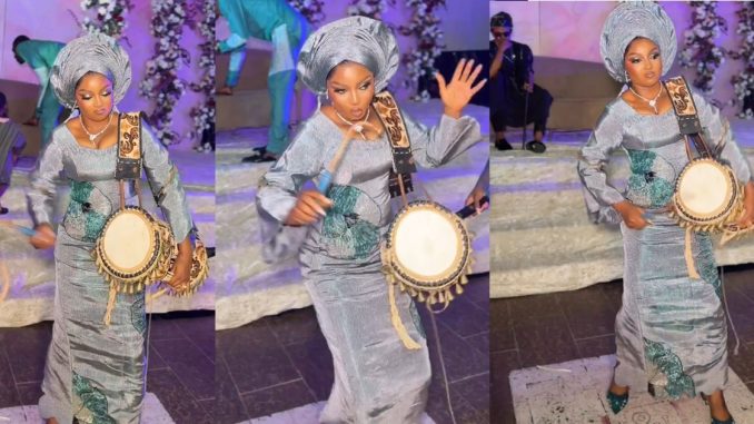 Beautiful bride stún guests with her talking-drum skill (VIDEO)