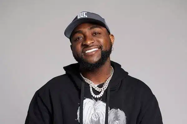 Fan goes viral for boldly approaching Davido amid tight security to get jersey signed