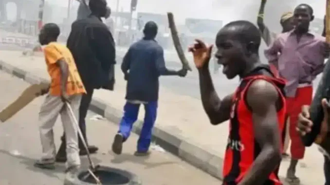 Panic As Hoodlums Attack Police Station In Lagos