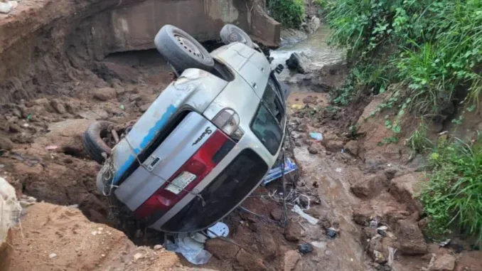 Many injured as bus falls inside collapsed bridge in Ogbomoso [PHOTOS]