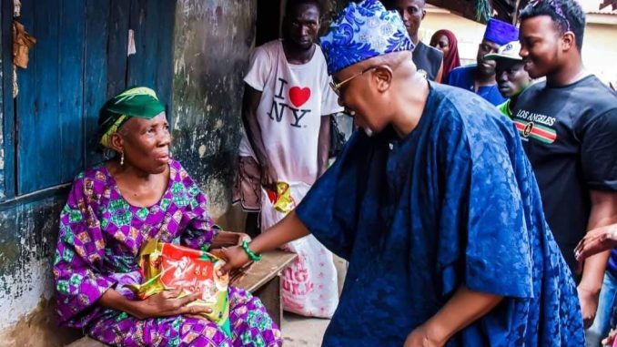 Osun Monarch Oluwo Shares Cash, Rice To Aged Subjects