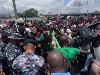 Police Show Solidarity By Distributing Water To Lagos Protesters (Video)