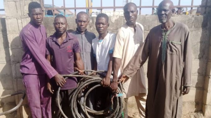 Police parade six armoured cable vandals, two motorcycle thieves in Niger