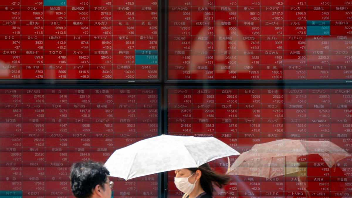 Asian stocks mostly fall, tracking global slide