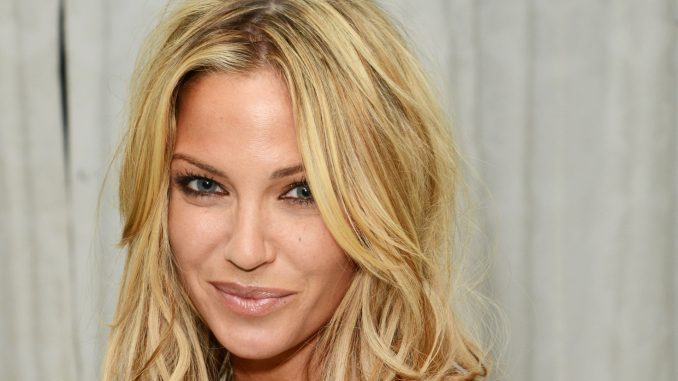 Who was Girl's Aloud singer Sarah Harding and when did she lose her battle with breast cancer?