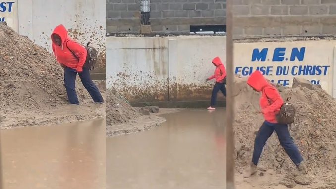 Lady gets stúck in mud, loses slipper while avoiding muddy water on street (WATCH)