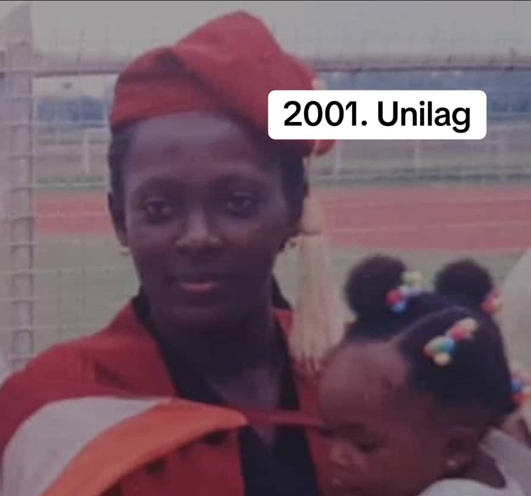 Daughter goes viral after recreating graduation photo with mother 23 years later