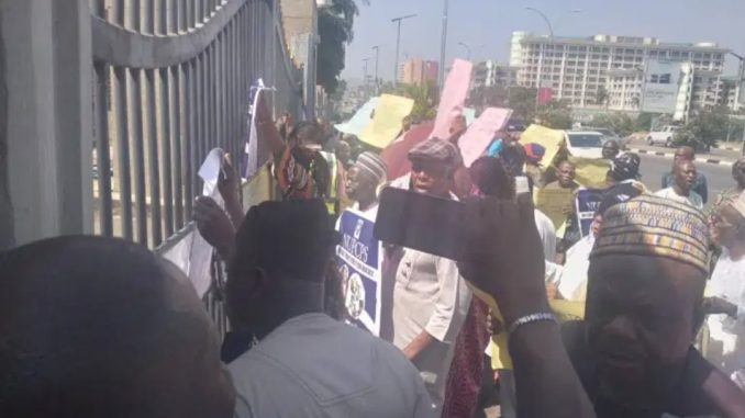 Federal pensioners block Finance Ministry over unpaid