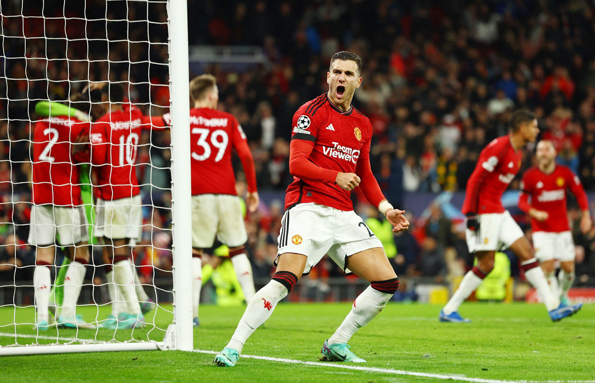 Soccer Football - Champions League - Group A - Manchester United v FC Copenhagen - Old Trafford, Manchester, Britain - October 24, 2023 Manchester United's Diogo Dalot celebrates after Andre Onana saved a penalty missed by FC Copenhagen's Jordan Larsson REUTERS/Molly Darlington