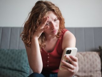 Mental health warning issued over scrolling negative content online & joining social media row