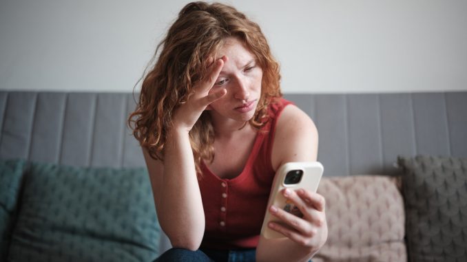 Mental health warning issued over scrolling negative content online & joining social media row