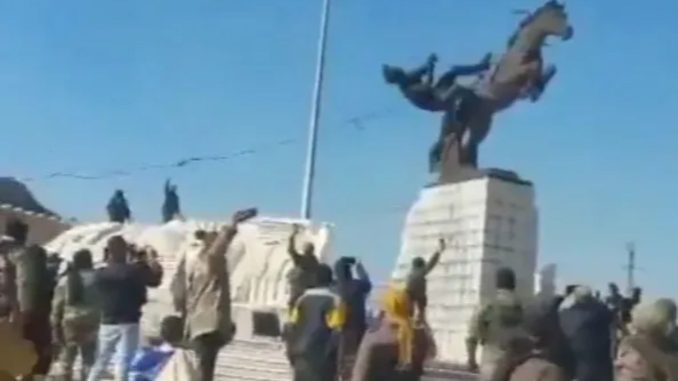 Watch as rampaging Syrian Islamist rebels tear down Assad statue in ‘Saddam moment’ & burn Russian flag ‘for Allah’