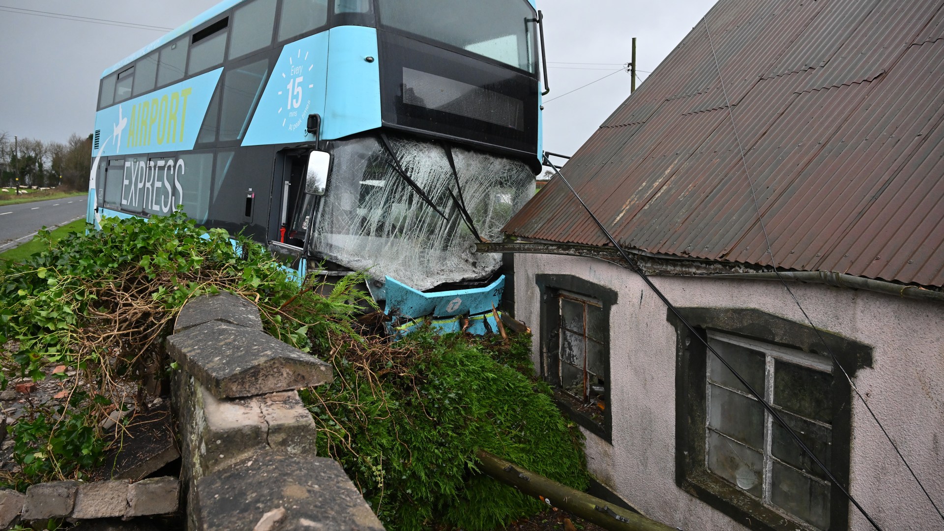 UK Weather: Killer Storm Darragh to wreak MORE chaos today as Met Office warns of 70mph winds & thousands without power – The Scottish Sun