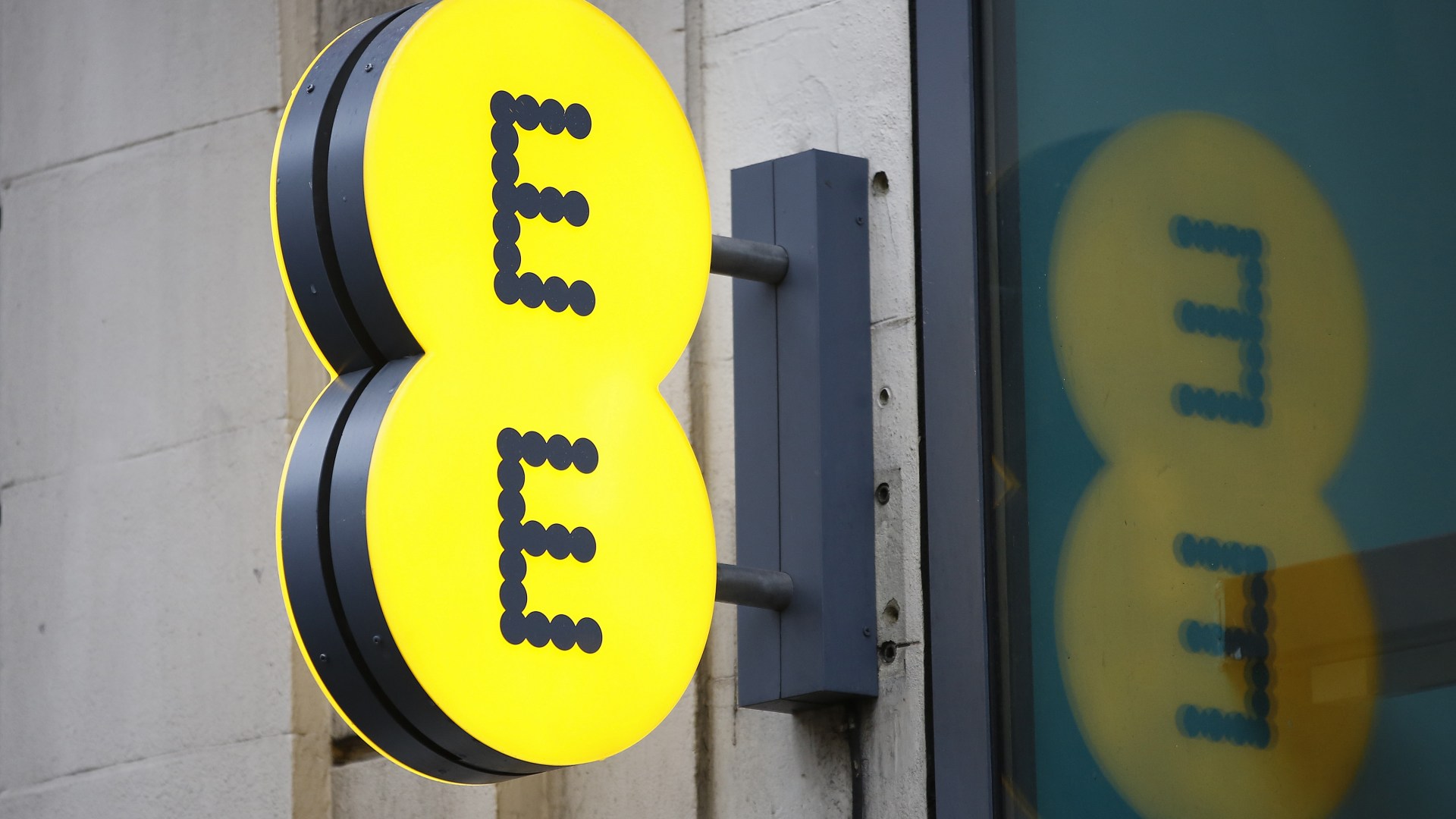 EE is making HUGE change to roaming charges - and some holidaymakers could spend more