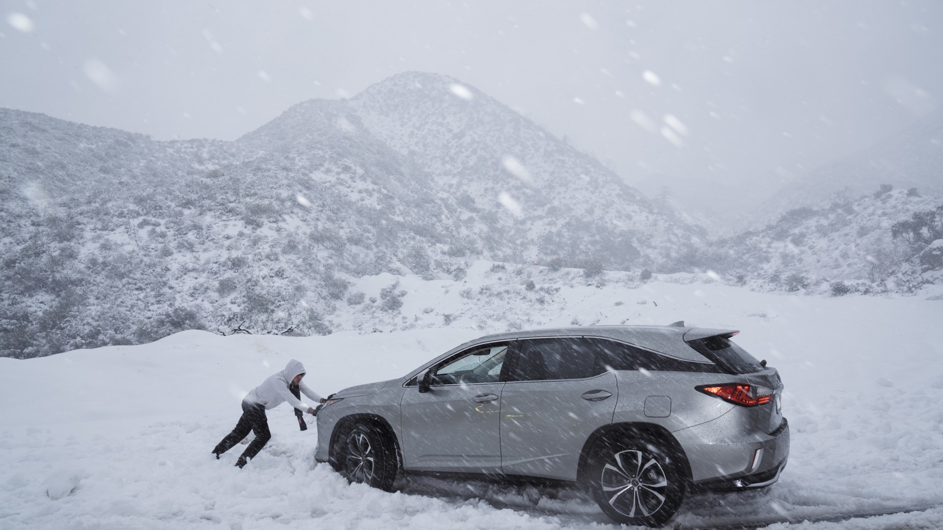 'Please keep calm': Weather expert's plea after snow maps revealed Christmas blizzard bomb