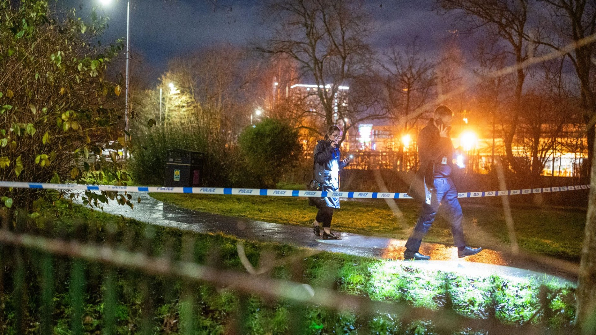 Police & paramedics swarm busy Glasgow retail park amid major incident as they seal off area