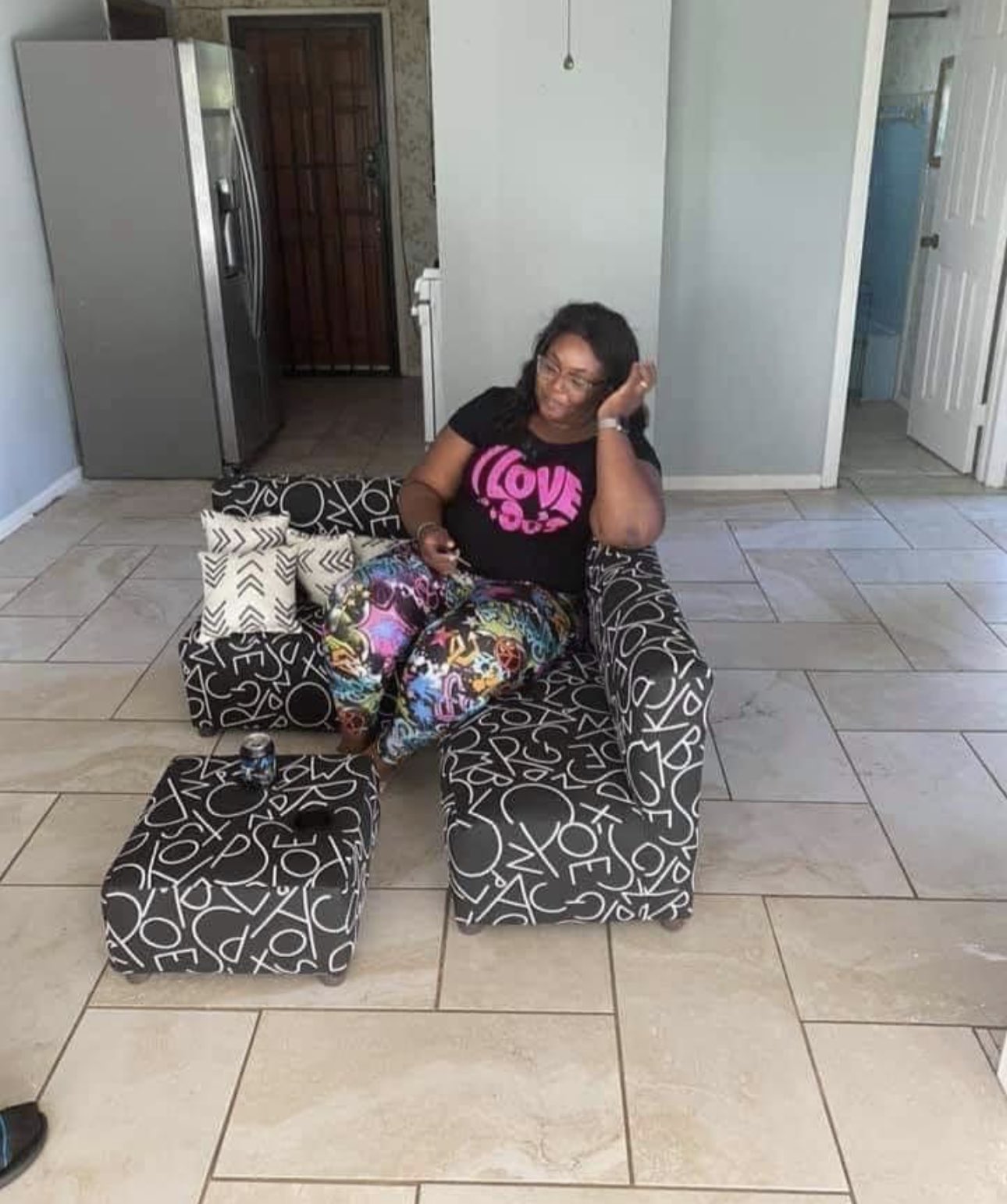 Lady shows off living room set her neighbor received after ordering it online 