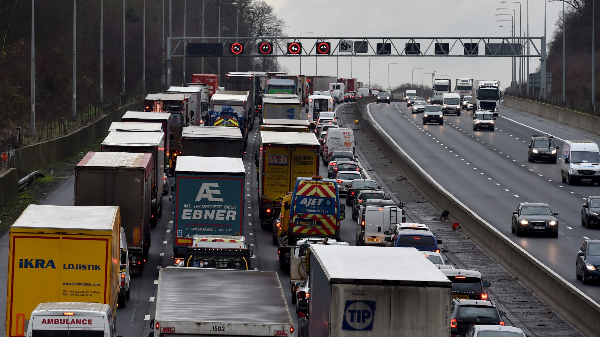 M25 closed in both directions after horror crash near M11 junction with carnage expected to last hours