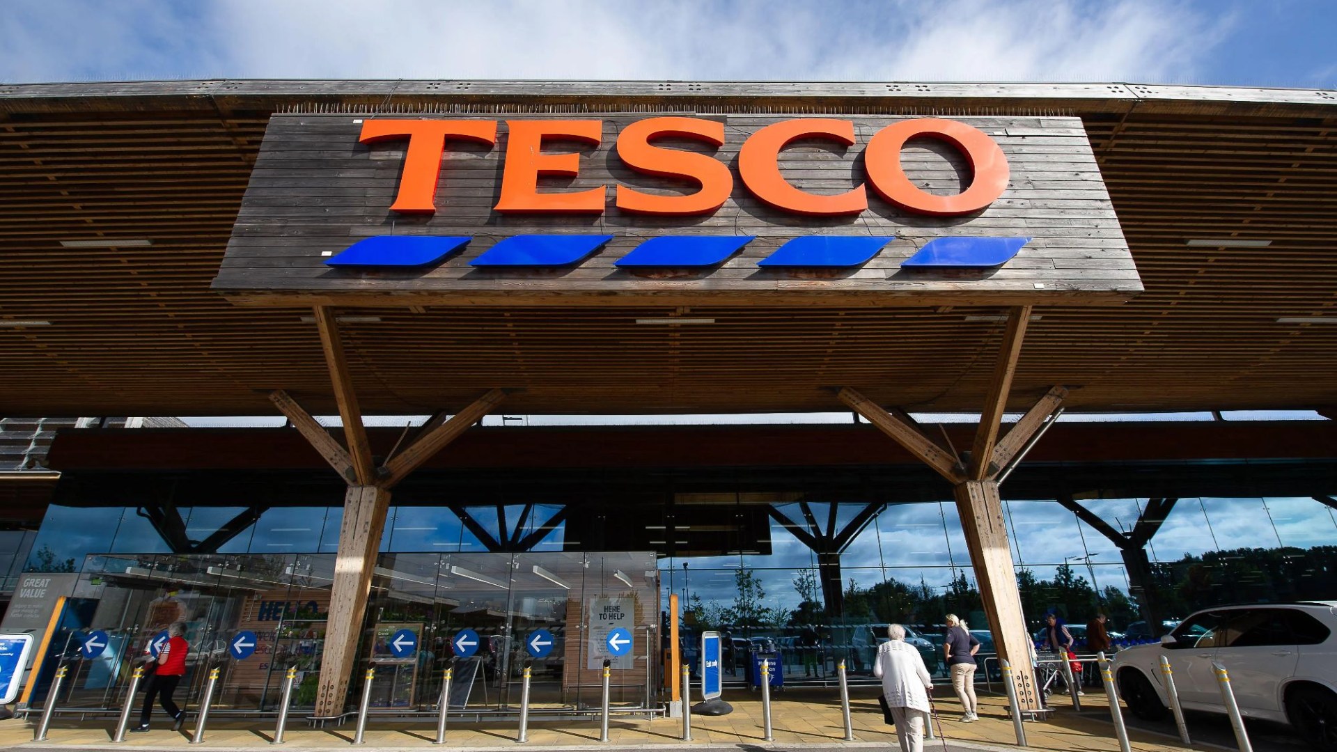 Shoppers rushing to Tesco as 'mini desserts' are slashed in price days before Christmas