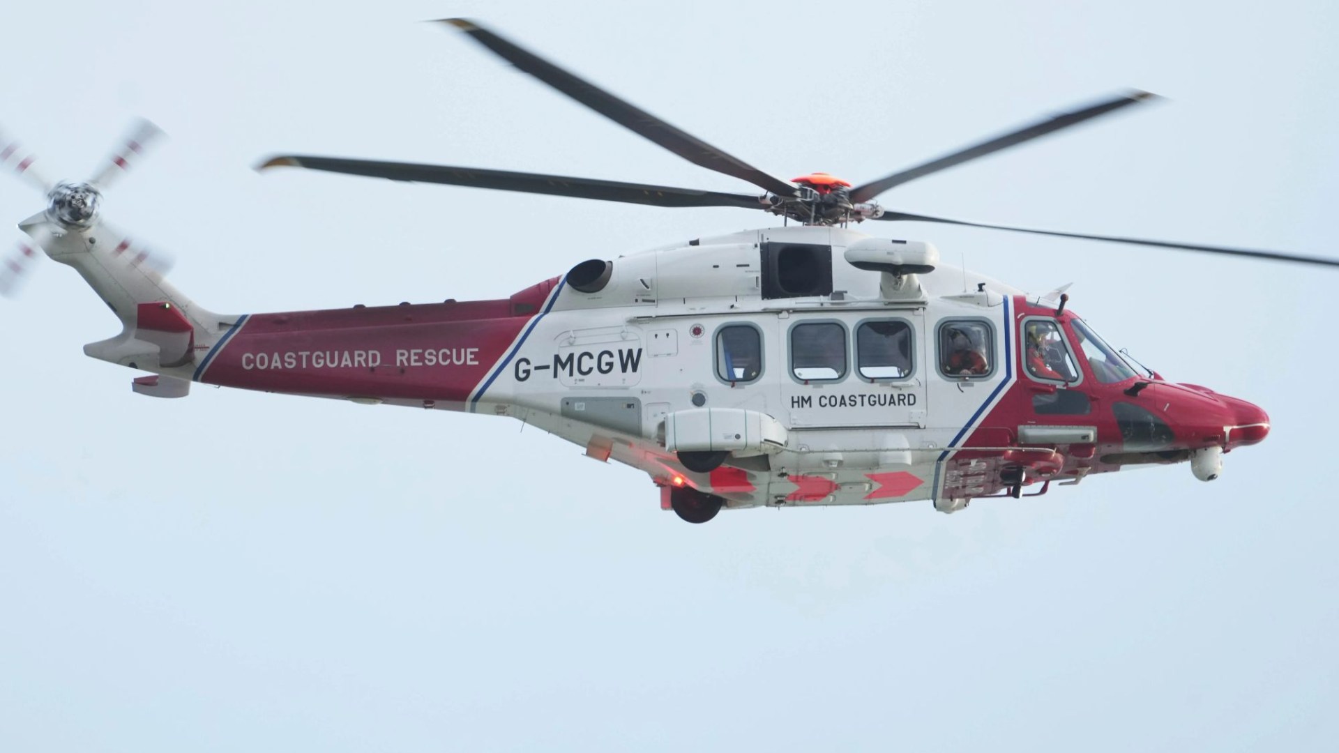 Frantic hunt for mystery man with black hair & tattoos last seen on UK beach as coastguard helicopter joins huge search – The Scottish Sun