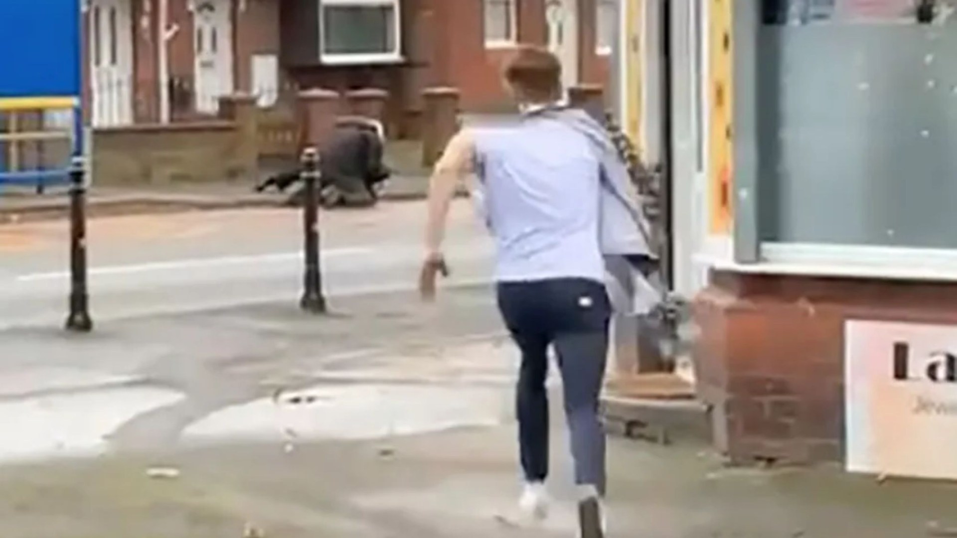 Hilarious moment man sprints from barber shop mid-haircut to help cops being attacked by man at a bus stop