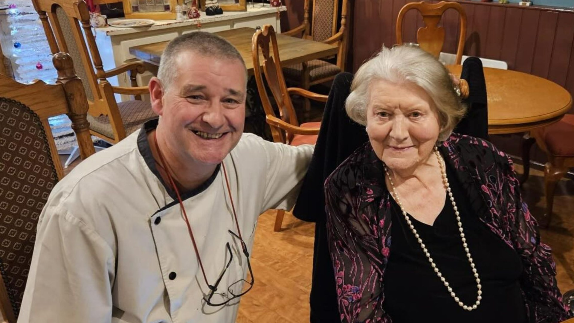 Rarely seen 90s sitcom star surprises diners as she's spotted at restaurant 31 years after sitcom ended