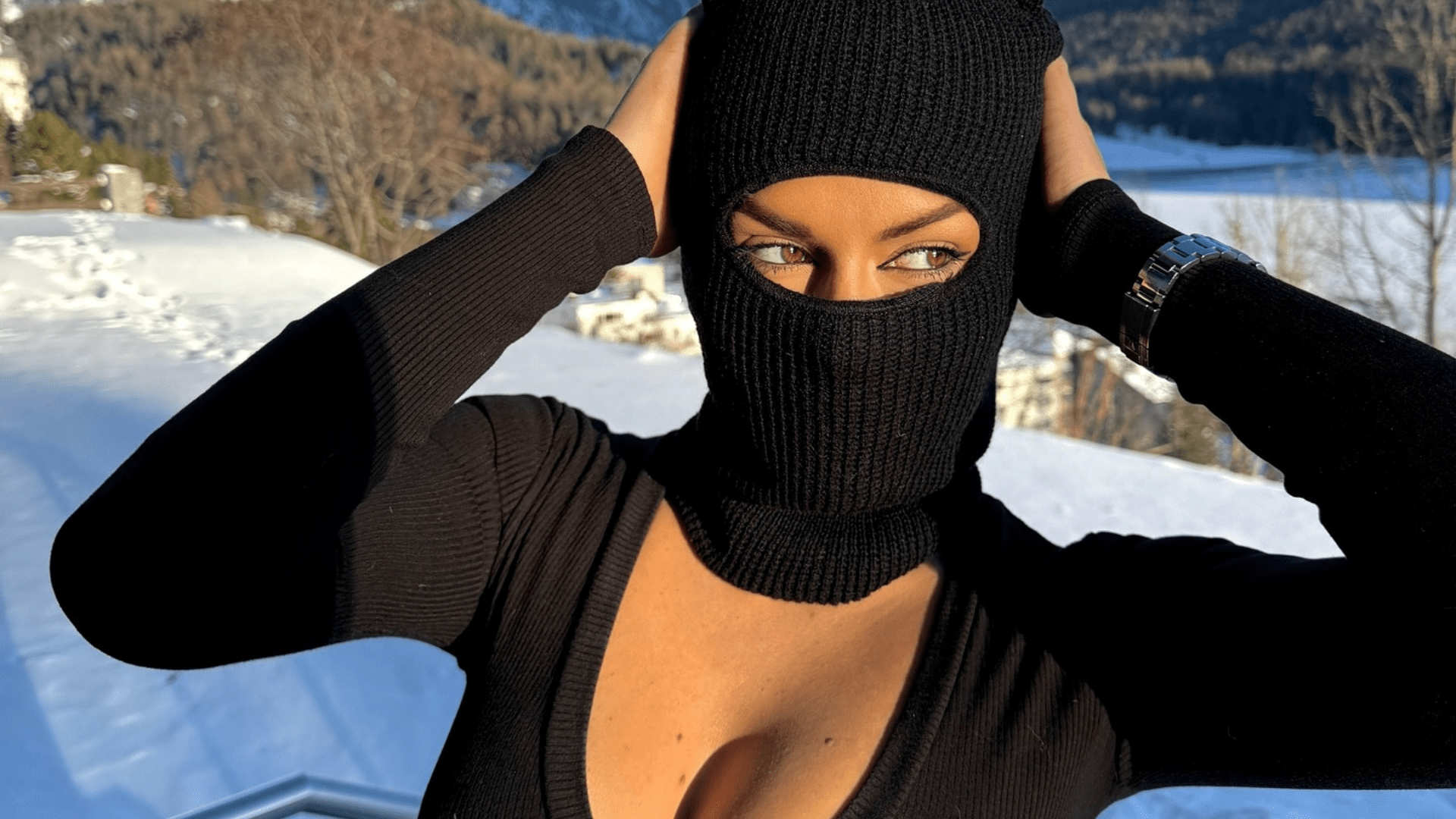 'You can be my Catwoman' cry fans as Scots singer stuns in plunging black jumpsuit on slopes