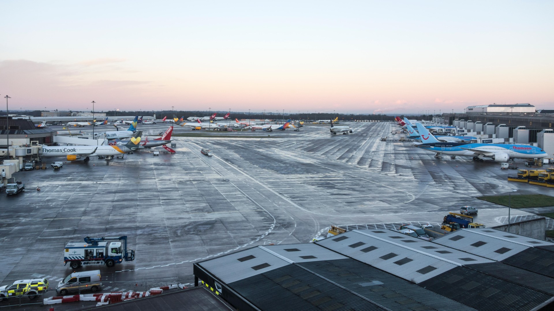 UK weather: Travel chaos as airports closed due to heavy snow & -11C chill - with freezing rain & more flurries to come