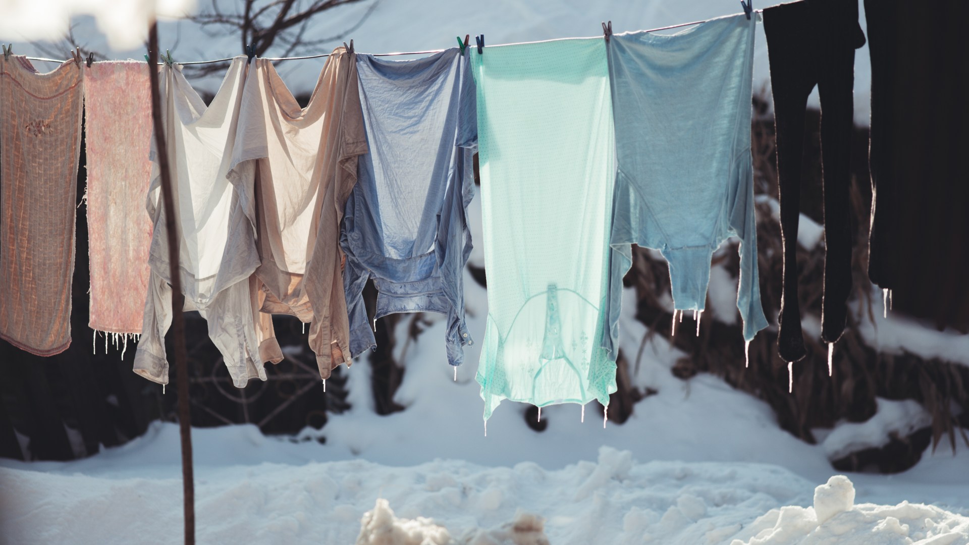 I’m the Queen of Clean - the exact items you can STILL dry on the washing line in icy weather, and which to leave inside